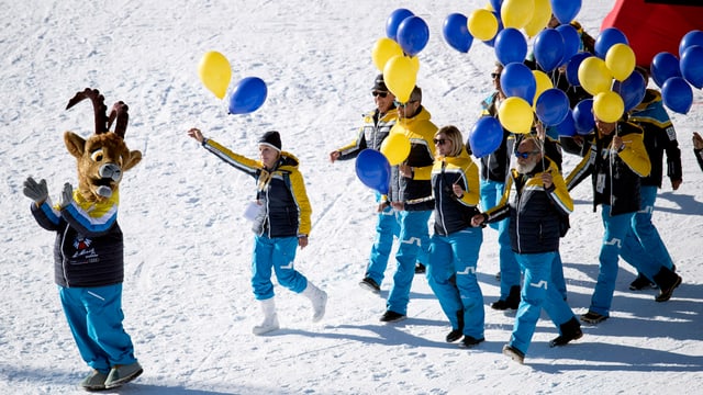 WM-Maskottchen und Menschen mit Ballonen.
