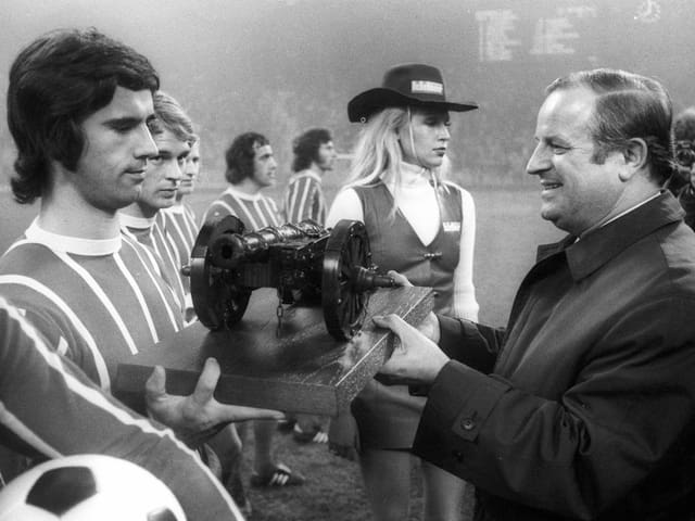Gerd Müller wird im Herbst 1972 vom Fachmagazin Kicker für seine 40 Tore in der Saison 1971/72 ausgezeichnet. Gerd Müller wird im Herbst 1972 vom Fachmagazin Kicker für seine 40 Tore in der Saison 1971/72 ausgezeichnet.