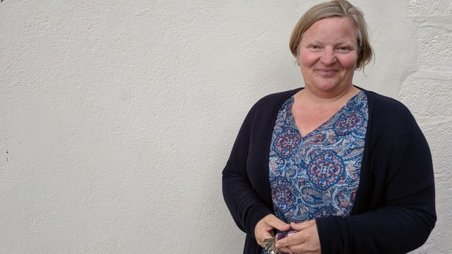 Elke Kreiselmeyer steht vor einer weissen Wand. Elke Kreiselmeyer steht vor einer weissen Wand.