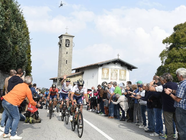 Radfahrer bei einer Kirche Radfahrer bei einer Kirche
