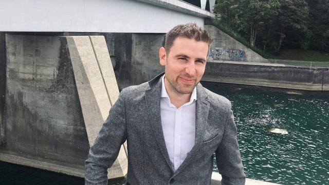 Mann steht auf Brücke in Schaffhausen Mann steht auf Brücke in Schaffhausen
