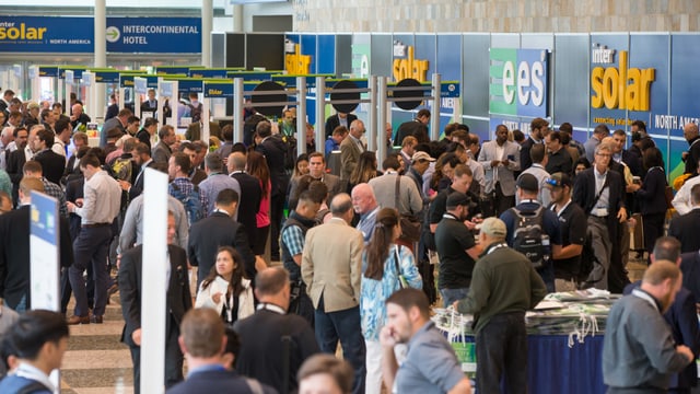 Viele Menschen an einer Messe. Viele Menschen an einer Messe.