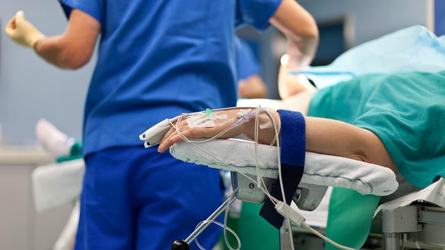 Patientin wird auf einen minimalinvasiven Eingriff vorbereitet. Patientin wird auf einen minimalinvasiven Eingriff vorbereitet.