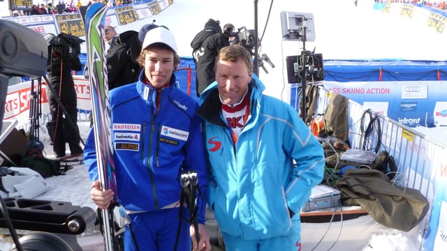 Pirmin Zurbriggen und sein Sohn stehen im Zielgelände. Pirmin Zurbriggen und sein Sohn stehen im Zielgelände.