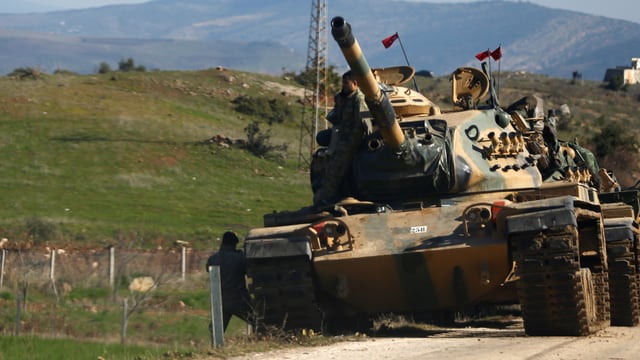 Türkischer Panzer auf einer Strasse Türkischer Panzer auf einer Strasse