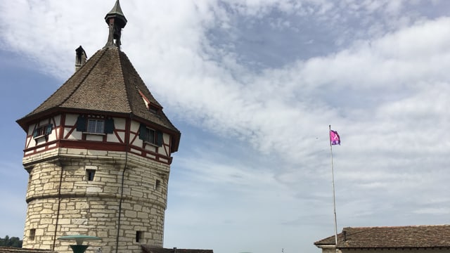 Munot Schaffhausen mit Frauenstreikfahne Munot Schaffhausen mit Frauenstreikfahne