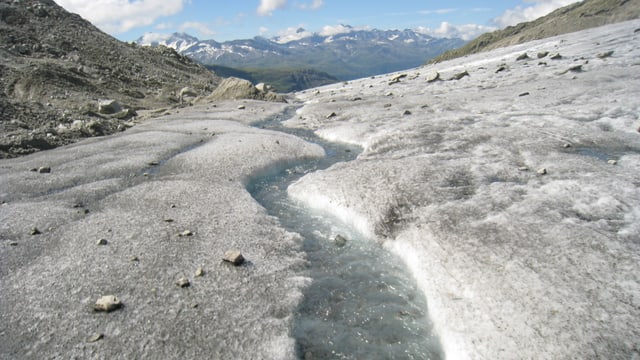 Die ausgeaperten Gletscher, wie hier der Rhonegletscher, schmolzen extrem. Die ausgeaperten Gletscher, wie hier der Rhonegletscher, schmolzen extrem.