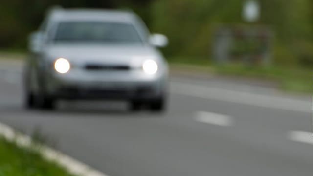 Auto fährt auf einer Strasse. Auto fährt auf einer Strasse.