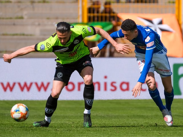 Luganos Fabio Daprela im Zweikampf mit Luzerns Ruben Vargas. Luganos Fabio Daprela im Zweikampf mit Luzerns Ruben Vargas.