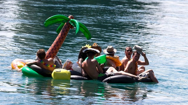 Gummiböötler auf der Rhone bei Genf. Gummiböötler auf der Rhone bei Genf.