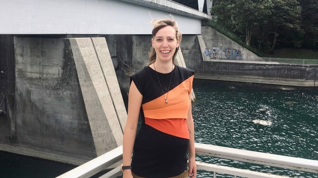 Frau steht auf Brücke in Schaffhausen Frau steht auf Brücke in Schaffhausen