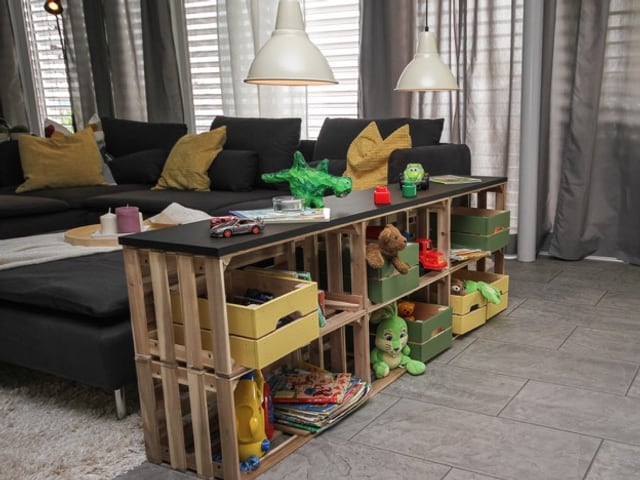 Ein Sideboard aus sechs Holzkisten zusammengemacht. Ein Sideboard aus sechs Holzkisten zusammengemacht.