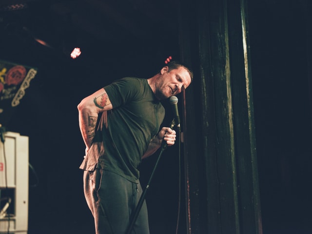 Er macht vor dem Gig Atemübungen damit die Stimme hält: Jason Williamson sieht seine Aufgabe als Hochleistungssport für die Stimmbänder. Er macht vor dem Gig Atemübungen damit die Stimme hält: Jason Williamson sieht seine Aufgabe als Hochleistungssport für die Stimmbänder.
