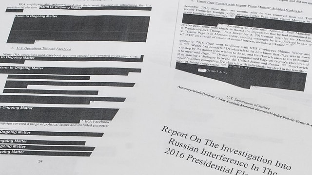 Schwarz übermalte Passagen des Mueller-Berichts Schwarz übermalte Passagen des Mueller-Berichts