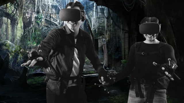 Ein Spieler und eine Spielerin mit der Virtual Reality Ausrüstung Ein Spieler und eine Spielerin mit der Virtual Reality Ausrüstung