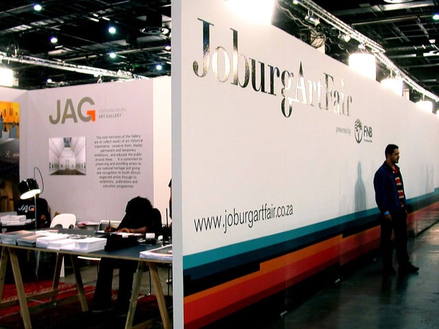 Blick in einen Ausstellungsraum der Joburg Art Fair. Blick in einen Ausstellungsraum der Joburg Art Fair.