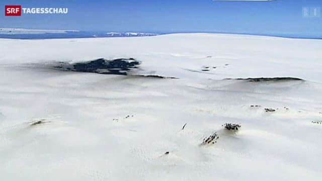 Ein schwarzer Fleck auf einem Gletscher. Ein schwarzer Fleck auf einem Gletscher.