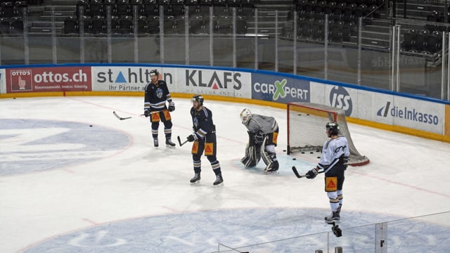 Eishockeyfeld mit vier Spielern beim Training. Eishockeyfeld mit vier Spielern beim Training.