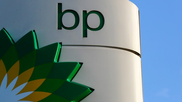 BP-Logo an einer Tankstelle, im Hintergrund Himmel BP-Logo an einer Tankstelle, im Hintergrund Himmel