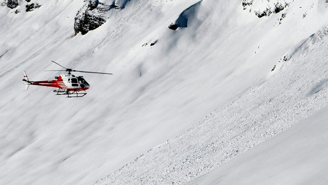 Helikopter fliegt über die Lawine Helikopter fliegt über die Lawine
