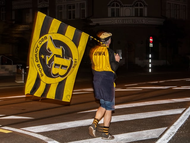 YB-Fan mit Fahne auf dem Heimweg YB-Fan mit Fahne auf dem Heimweg