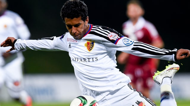 Ahmed Hamoudi drischt auf den Ball ein. Ahmed Hamoudi drischt auf den Ball ein.