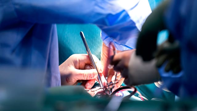Ärzte führen ein Operation durch. Ärzte führen ein Operation durch.