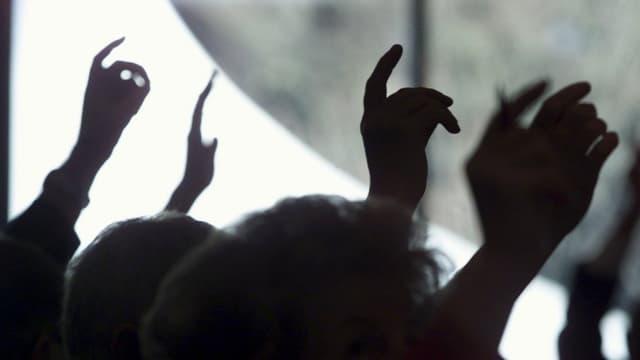 Menschen heben die Hand, um abzustimmen Menschen heben die Hand, um abzustimmen
