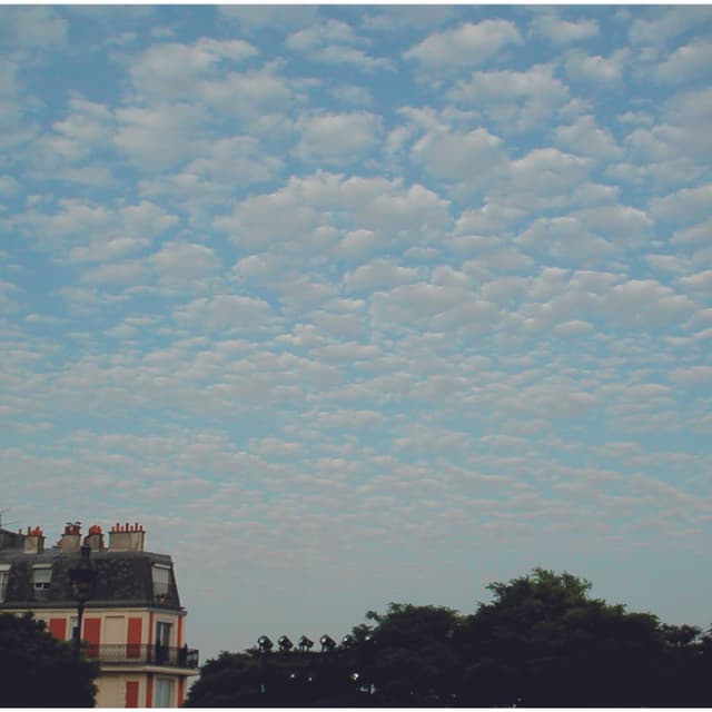 Der Himmel ist von kleinen, haufenförmigen Wolken bedeckt. Die Wolken gleichen einer Schafherde. Der Himmel ist von kleinen, haufenförmigen Wolken bedeckt. Die Wolken gleichen einer Schafherde.