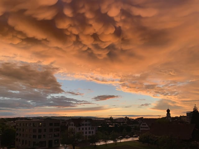 Beutelförmige Wolken im Abendlicht.
