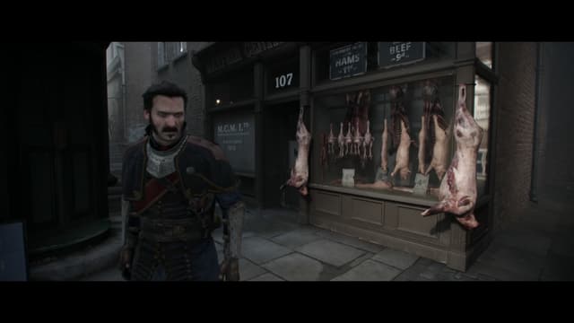 Galahad vor einer Fleischerei mit ausgehängten Schweinen und Hühnern. Galahad vor einer Fleischerei mit ausgehängten Schweinen und Hühnern.