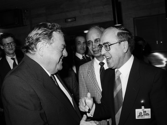 Beim European Management Symposium 1986 treffen sich der damalige Bundesrat Kurz Furgler und der bayrische Ministerpräsident Franz-Josef Strauss.