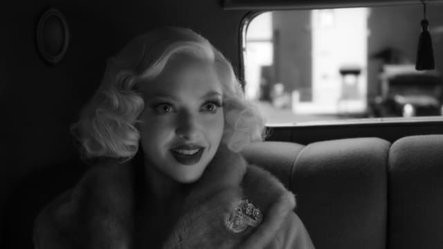 Amanda Seyfried in einem schwarzweissen Filmbild von «Mank». Amanda Seyfried in einem schwarzweissen Filmbild von «Mank».