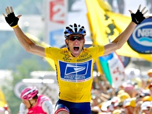 Lance Armstrong überquert die Ziellinie. Lance Armstrong überquert die Ziellinie.