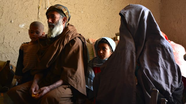 Shekiba und Agha Mohammed sind zwei der vielen tausend intern Vertriebenen in Afghanistan. Shekiba und Agha Mohammed sind zwei der vielen tausend intern Vertriebenen in Afghanistan.
