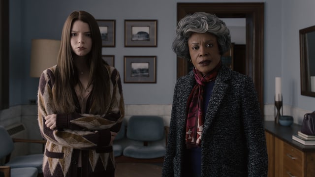 Charlayne Woodard und Anya Taylor-Joy schauen ernst in die Kamera. Charlayne Woodard und Anya Taylor-Joy schauen ernst in die Kamera.
