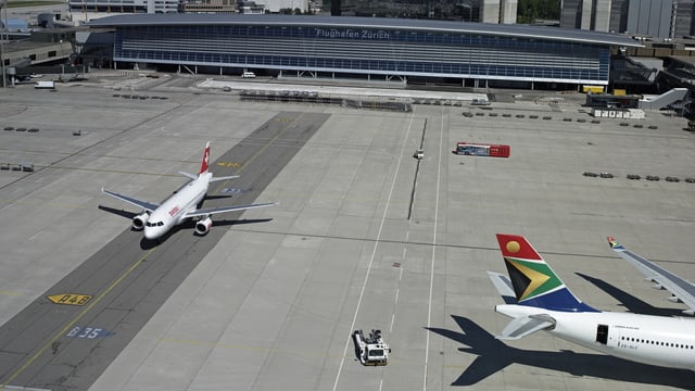 Das Passagierterminal am Flughafen Zürich von der Rollbahn aus fotografiert. Das Passagierterminal am Flughafen Zürich von der Rollbahn aus fotografiert.