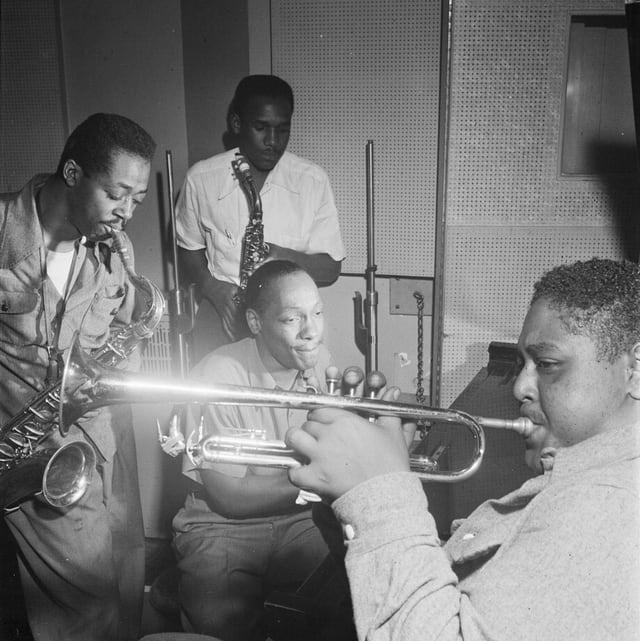 Schwarz-weiss-Aufnahme von Fats Navarro, Charlie Rouse, Ernie Henry, Tadd Dameron in einer Session Schwarz-weiss-Aufnahme von Fats Navarro, Charlie Rouse, Ernie Henry, Tadd Dameron in einer Session