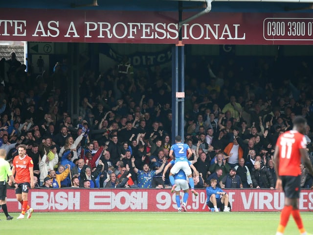 Birmingham-Fans feiern ein Tor mit den Spielern.