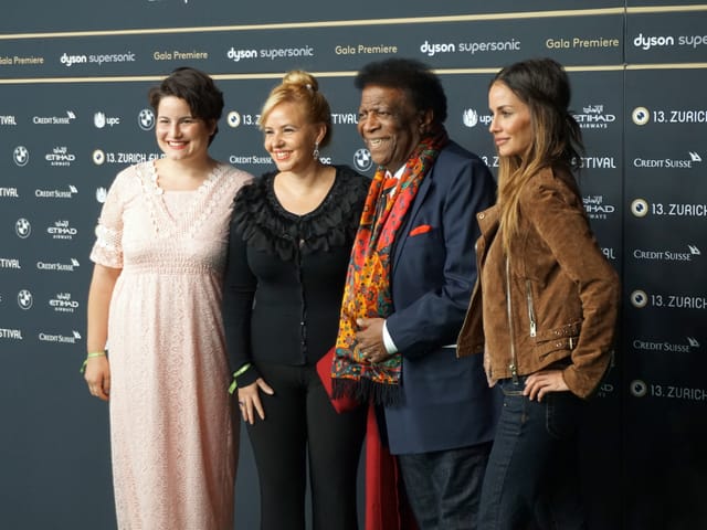 Roberto Blanco und Ex-Miss-Schweiz Nadine Vinzens posieren gemeinsam.