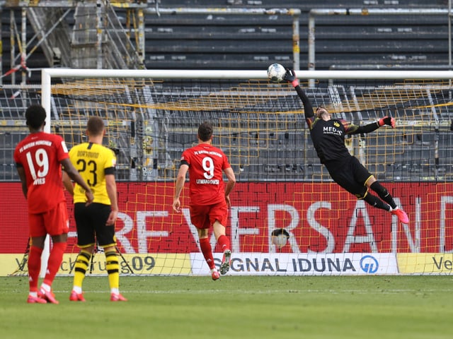 Roman Bürki streckt sich vergeblich. Roman Bürki streckt sich vergeblich.