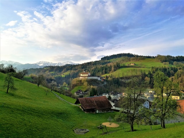 Wunderbare Morgenstimmung mit Blick auf das Kloster Werthenstein/LU und die Pilatuskette.