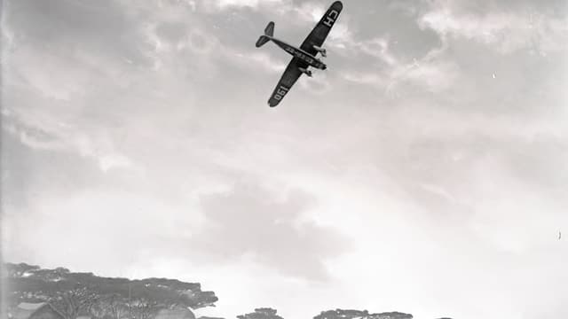 Die dreimotorige Fokker CH 190 über dem Camp in der Serengeti. Die dreimotorige Fokker CH 190 über dem Camp in der Serengeti.