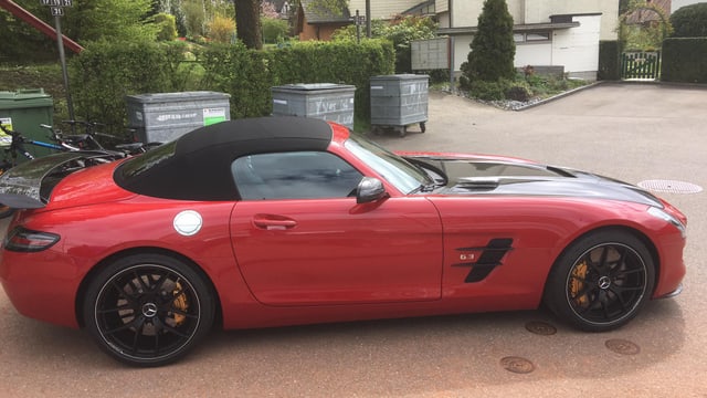 Ein roter Sportwagen mit schwarzem Dach. Ein roter Sportwagen mit schwarzem Dach.
