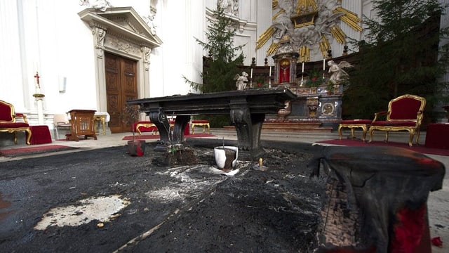 Zerstörung im Innenraum der Kathedrale. 