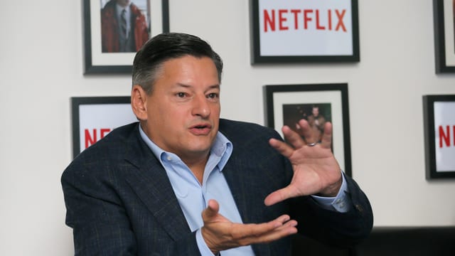 Netflix Chief Content Officer Ted Sarandos beim Gestikulieren. Netflix Chief Content Officer Ted Sarandos beim Gestikulieren.