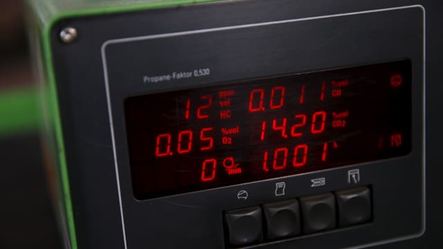 Das Display einer Abgas-Testanlage in Warschau. Das Display einer Abgas-Testanlage in Warschau.