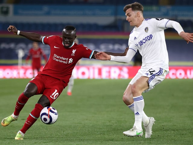 Liverpools Sadio Mané im Zweikampf mit Diego Llorente von Leeds. Liverpools Sadio Mané im Zweikampf mit Diego Llorente von Leeds.