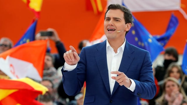 Albert Rivera spricht in einem blauen Blazer an einer Wahlkampfveranstaltung. Hinter ihm rote und EU-Fahnen. Albert Rivera spricht in einem blauen Blazer an einer Wahlkampfveranstaltung. Hinter ihm rote und EU-Fahnen.