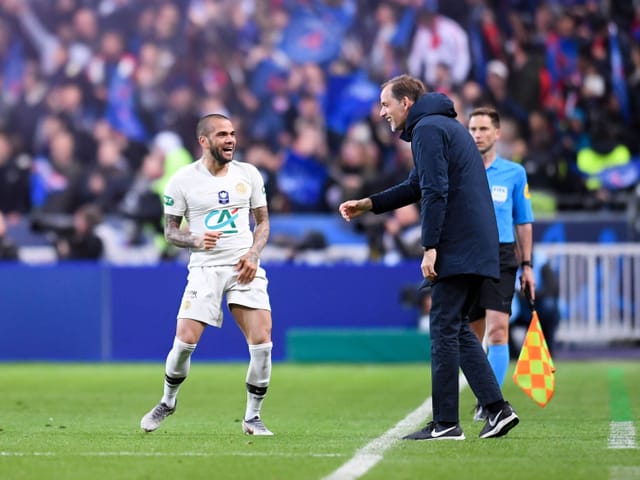 Thomas Tuchel und Dani Alves lachen.
